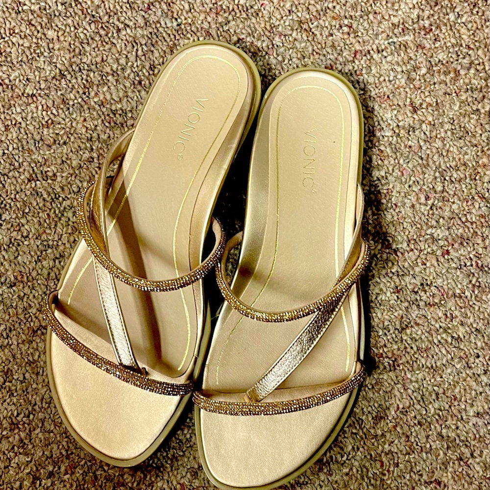 Vionic Sandal! Brand New. Size 8
